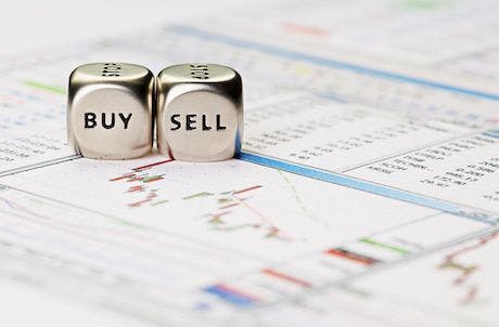 Dices cubes with the words SELL BUY on financial downtrend chart | ©sergey_p | Adobe Stock