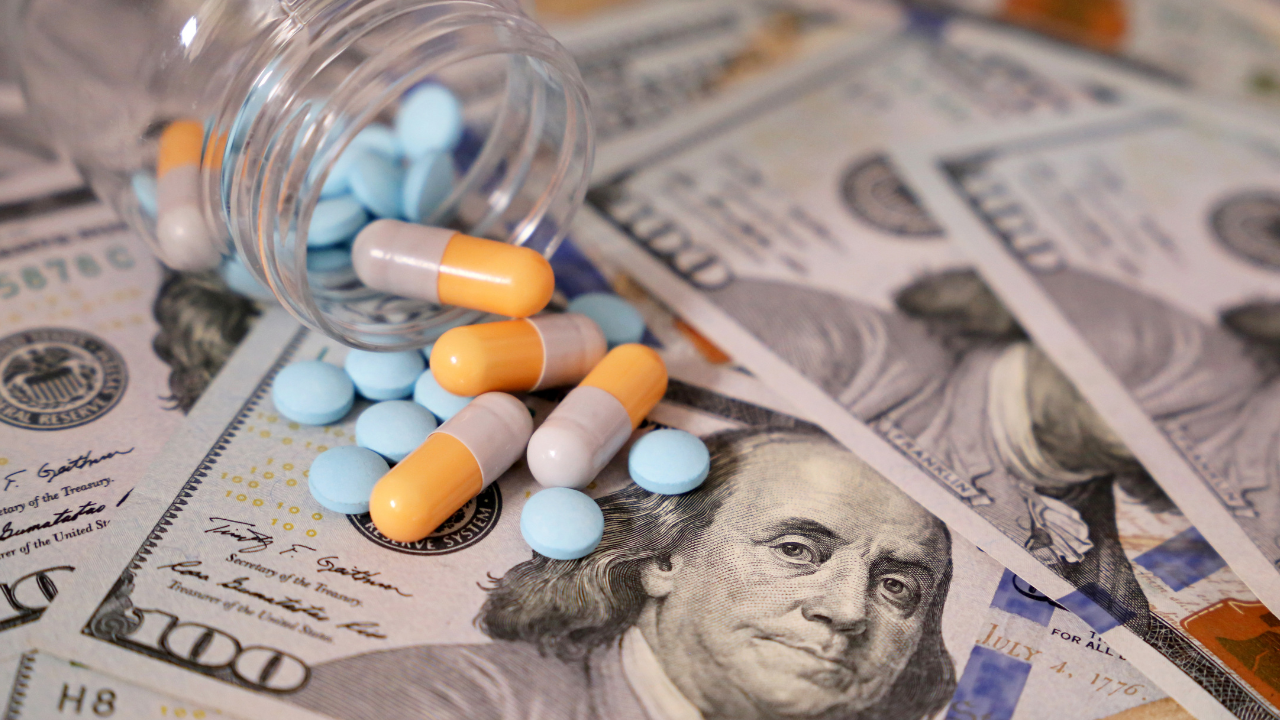Pills and capsules in a bottle on US dollars bills. Concept of health care, pharmaceutical business, drug prices, pharmacy, medicine and economics: © Oleg - stock.adobe.com (285262794)