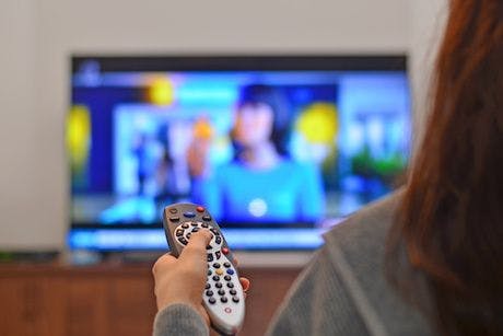 women watching tv and use remote controller | ©0meer | Adobe Stock